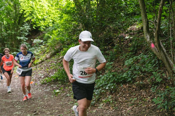 Mann beim LaminatDEPOT-Lauf l&auml;uft Berg hinauf