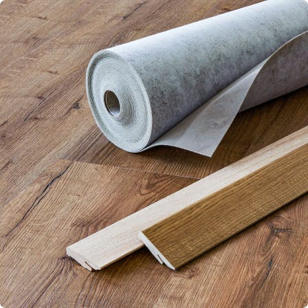 D&auml;mmung und Fu&szlig;leisten auf Laminatboden