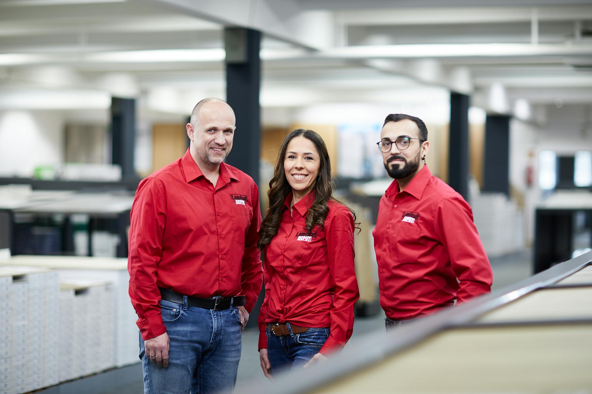 Drei LaminatDEPOT Mitarbeiter in der Filiale
