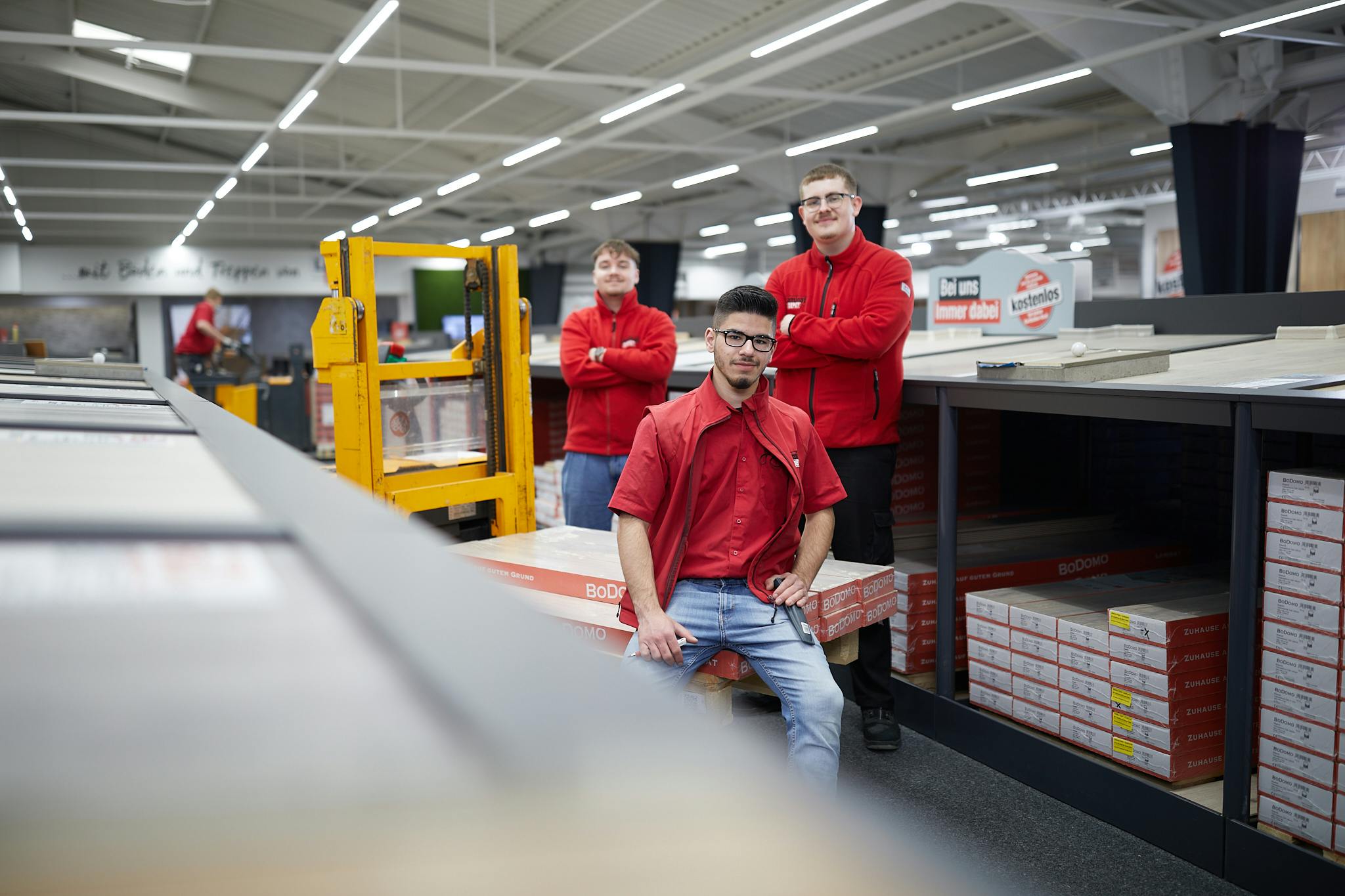 Drei Auszubildende vom LaminatDEPOT in der Filiale