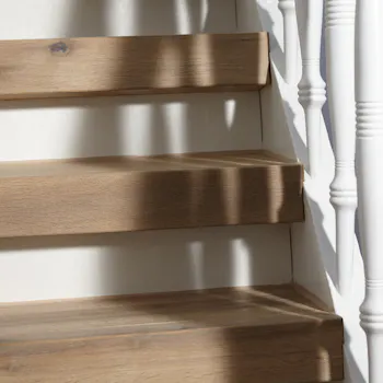 Treppe mit Setzstufen in Weiß