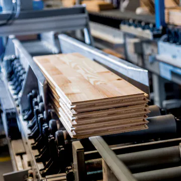 Holzplanken für die Treppenrenovierung in der Fertigung