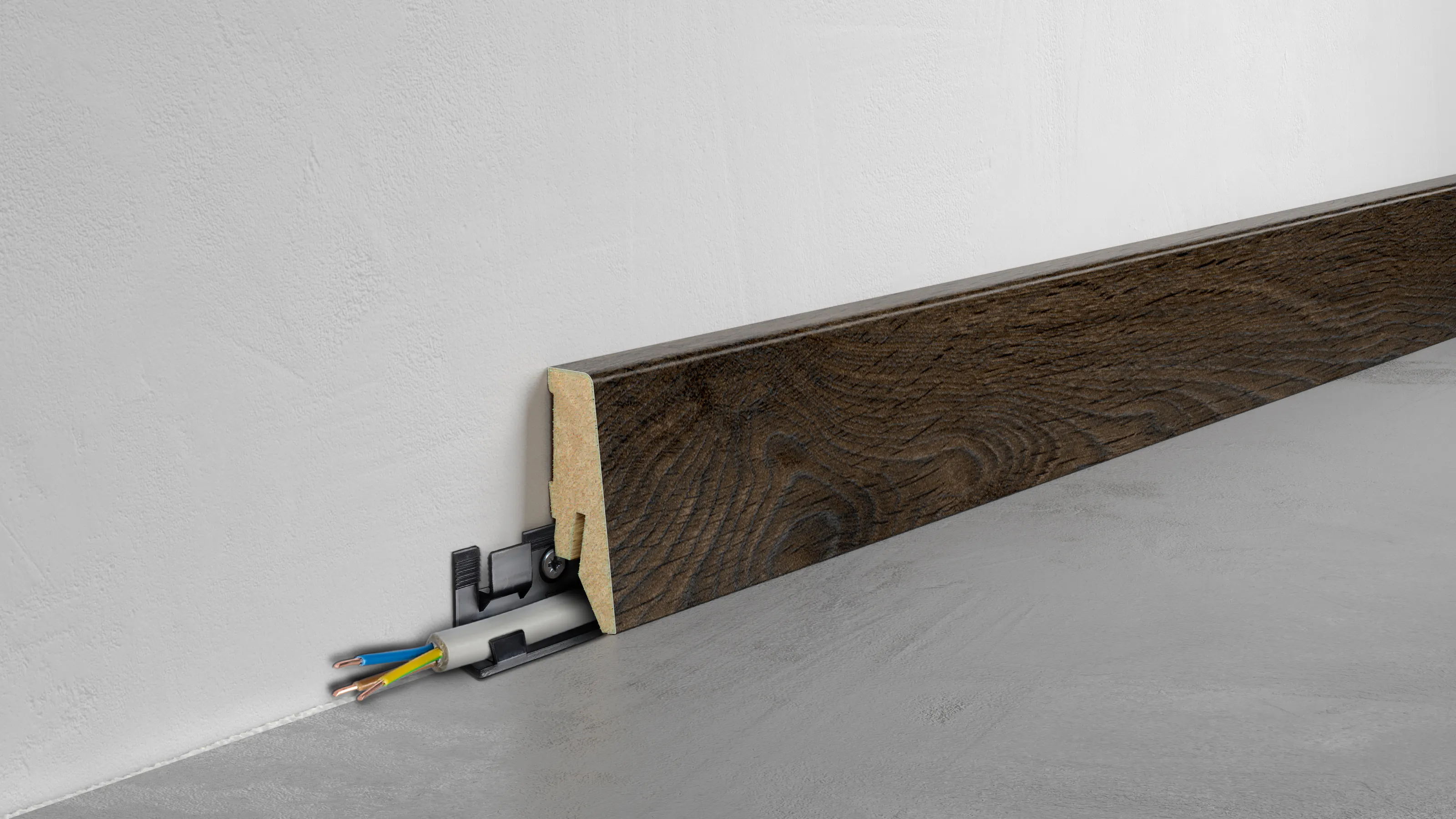 Fu&szlig;leiste Exquisit - Waveless Oak Dark - 58 mm Produktbild Wohnzimmer - Urban mit Wohnwand zoom