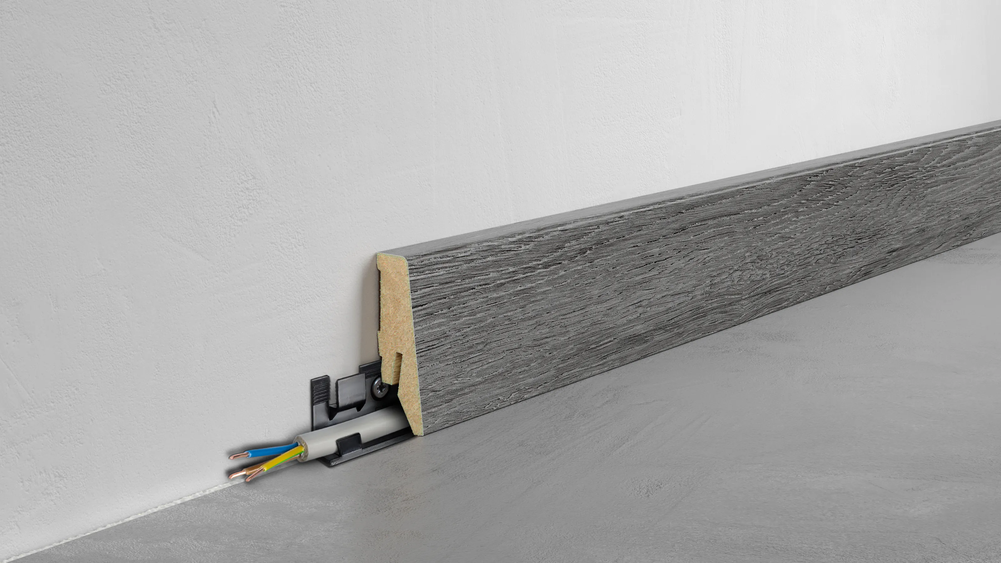 Fu&szlig;leiste Exquisit - Denim Oak - 58 mm Produktbild Wohnzimmer - Urban mit Wohnwand zoom