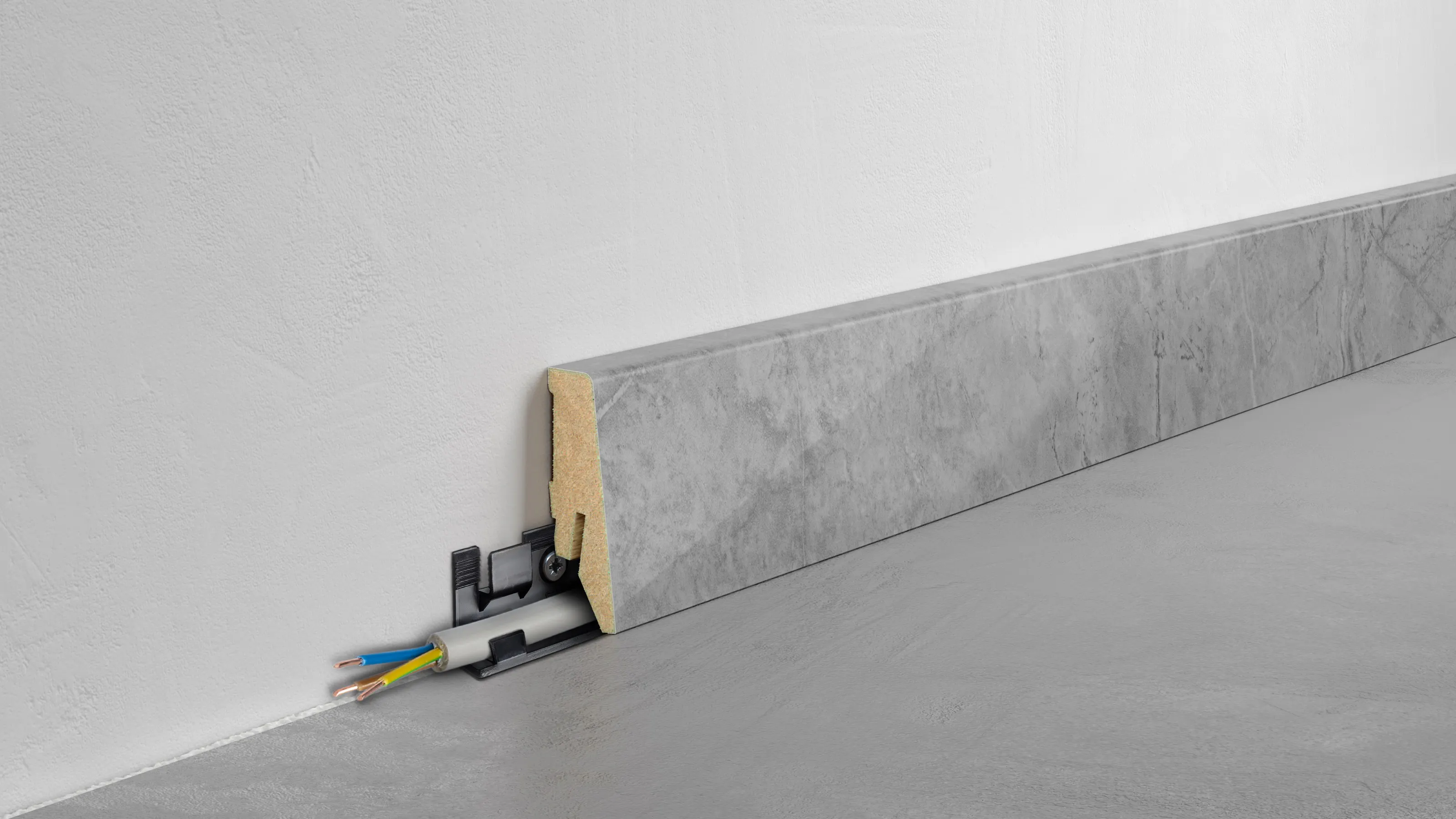 Fu&szlig;leiste Exquisit - Marmor grey - 58 mm Produktbild Wohnzimmer - Urban mit Wohnwand zoom