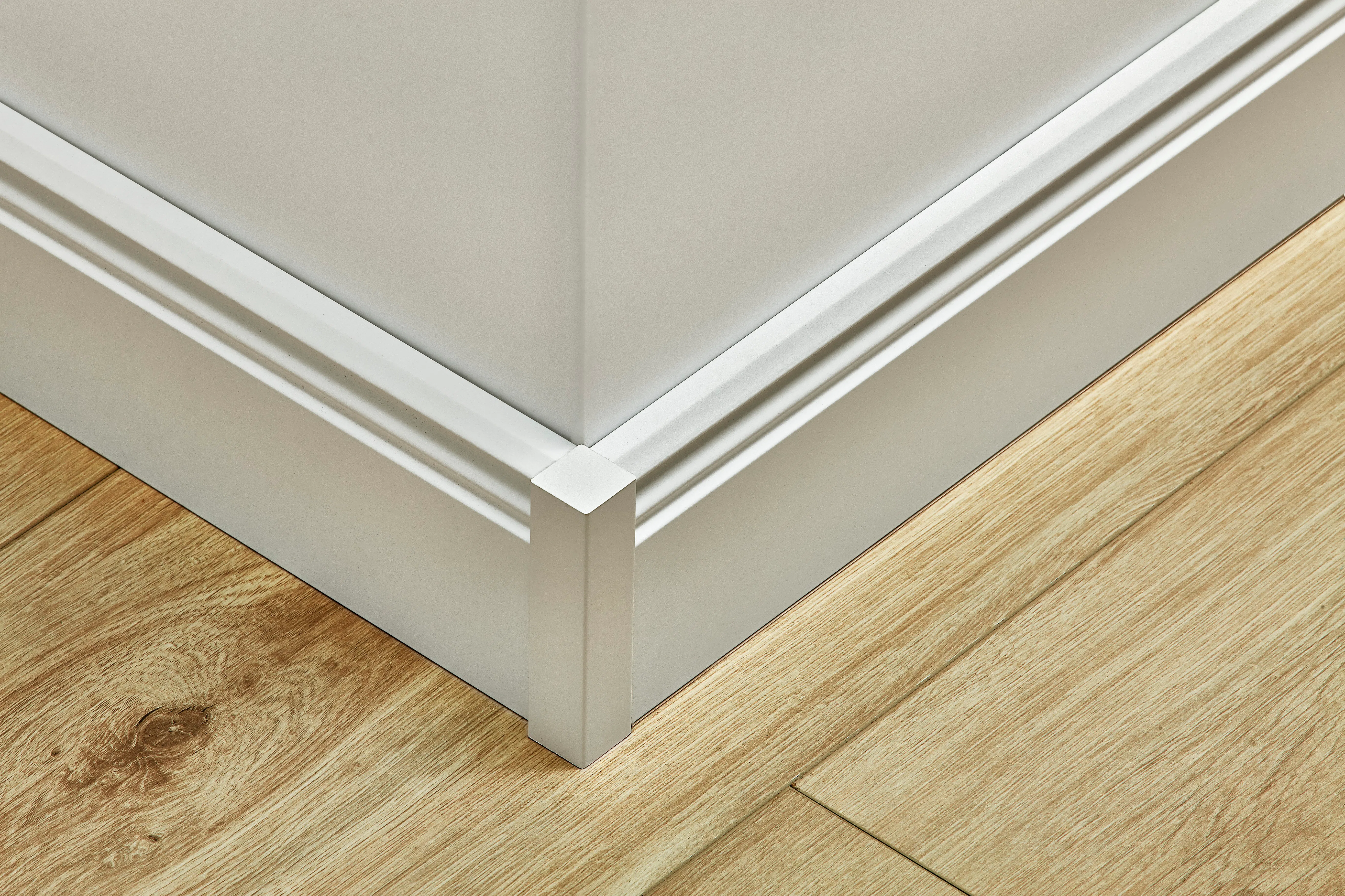 Universeller Fu&szlig;leistenabschluss Wei&szlig; - 61 mm Produktbild K&uuml;che &amp; Esszimmer - Modern mit Treppe zoom